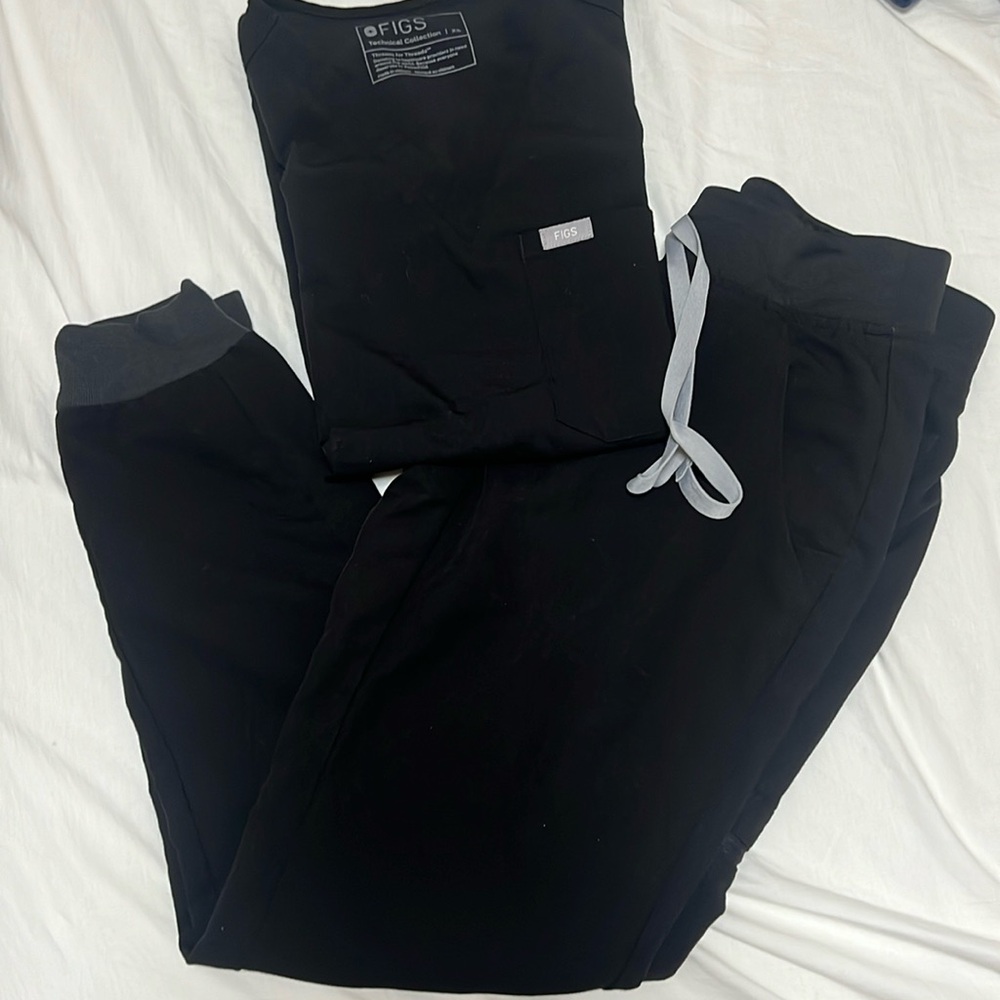 Figs Catarina Top and Zamora Joggers Set.